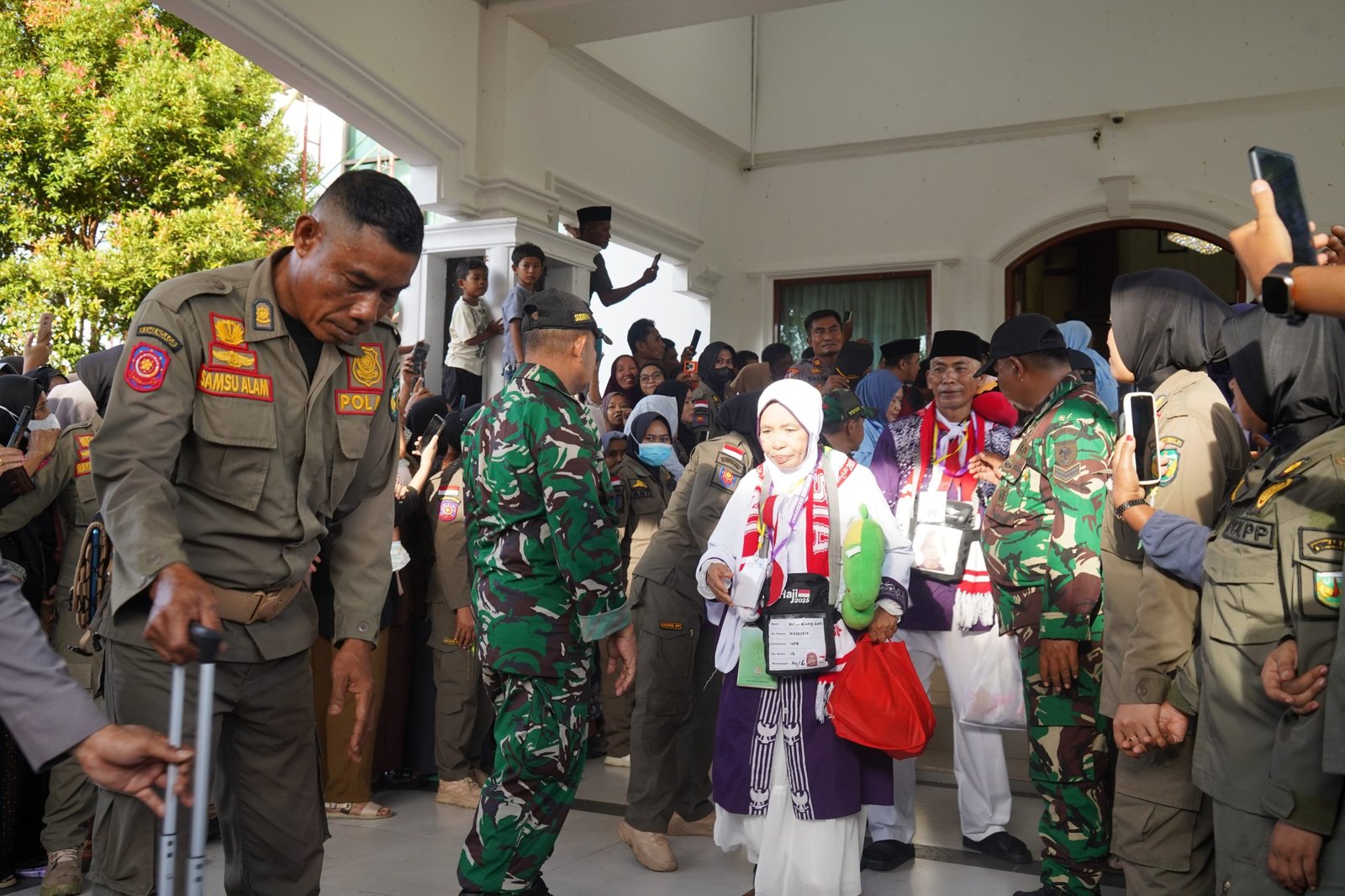 Sebanyak 270 JCH ditambah 3 orang petugas haji dilepas secara resmi oleh Bupati Luwu, H. Patahudding