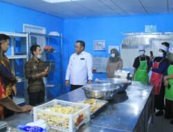 Bupati Luwu Tinjau Program Makan Bergizi dan Serahkan Alat Digital Pendidikan di Sekolah