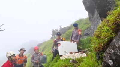 Warga Temukan Jenazah Diduga Korban Jatuhnya ATR 42-500 di Gunung Bulusaraung